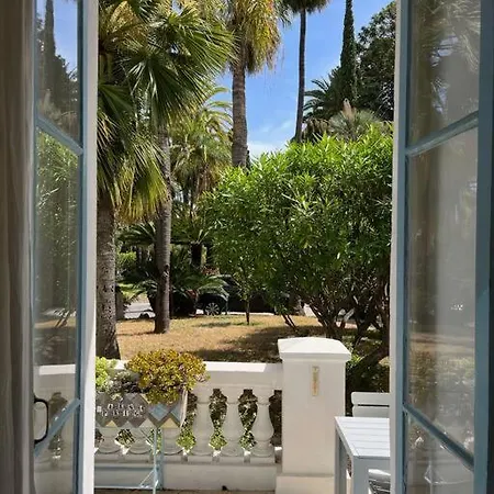 Beautiful Garden Steps From The Apartment