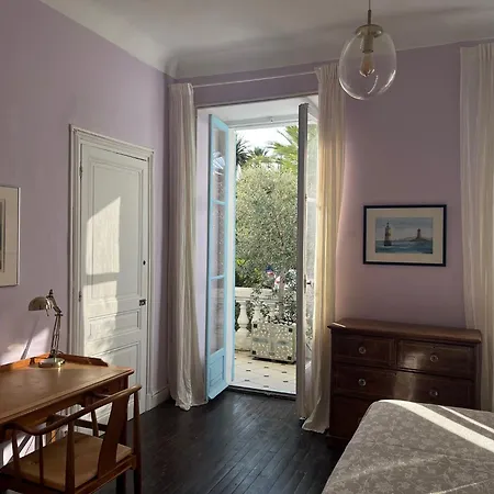 Beautiful Garden Steps From The Menton