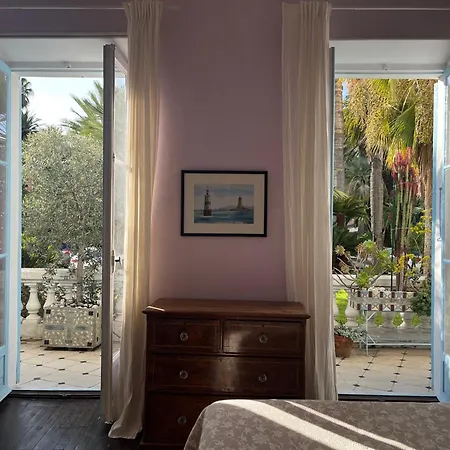 Beautiful Garden Steps From The Apartment