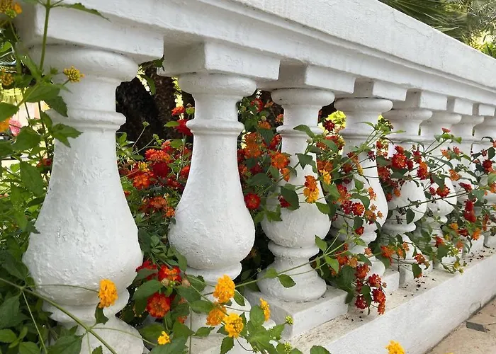 Beautiful Garden Steps From The شقة