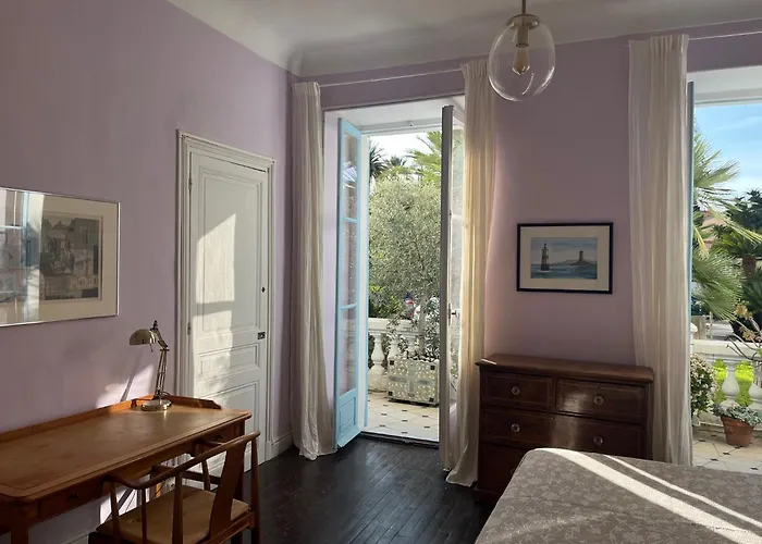 Beautiful Garden Steps From The مينتون