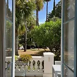 Beautiful Garden Steps From The Apartment