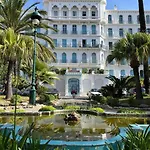 Beautiful Garden Steps From The Menton
