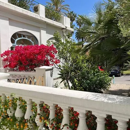 Beautiful Garden Steps From The Mentona