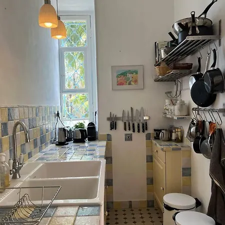 Lägenhet Beautiful Garden Steps From The *