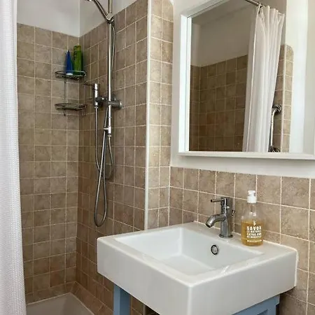 Beautiful Garden Steps From The Lägenhet