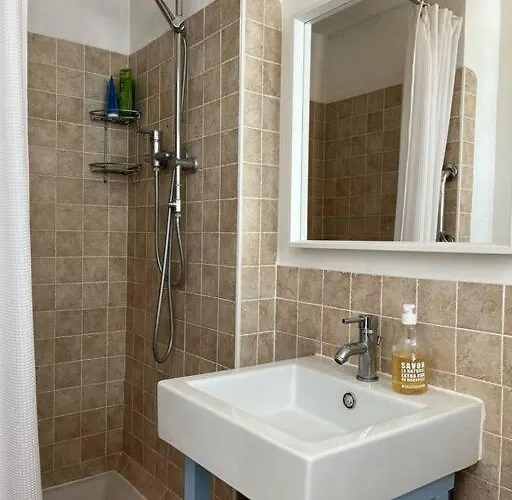 Beautiful Garden Steps From The 公寓