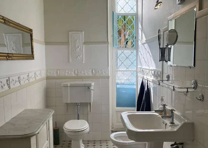 Beautiful Garden Steps From The 아파트 멍똥