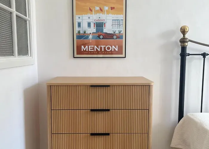 Beautiful Garden Steps From The 멍똥